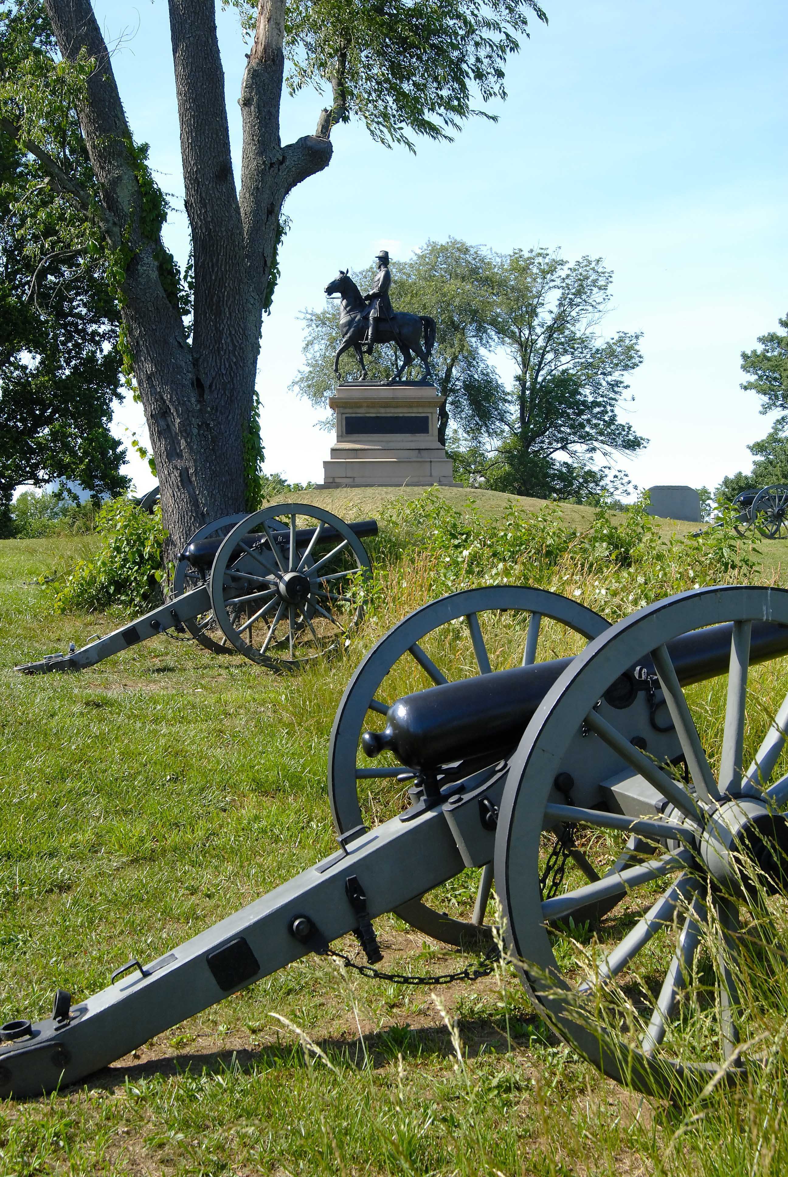 Cannons and statue at Gettysburg
