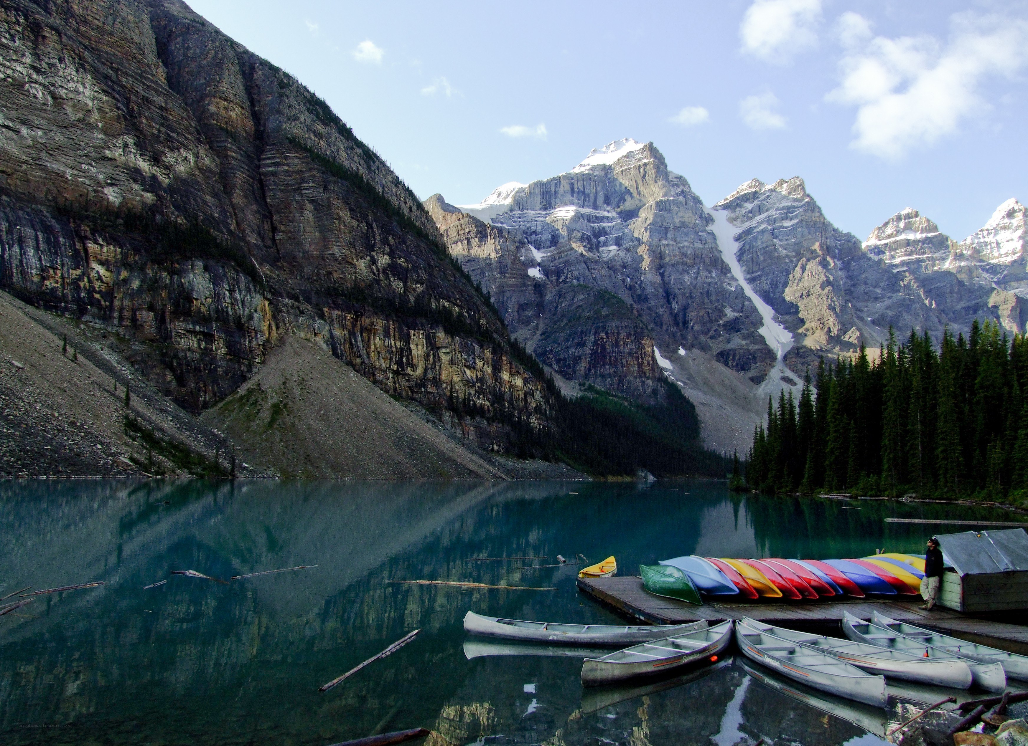 canoes at moraine lake