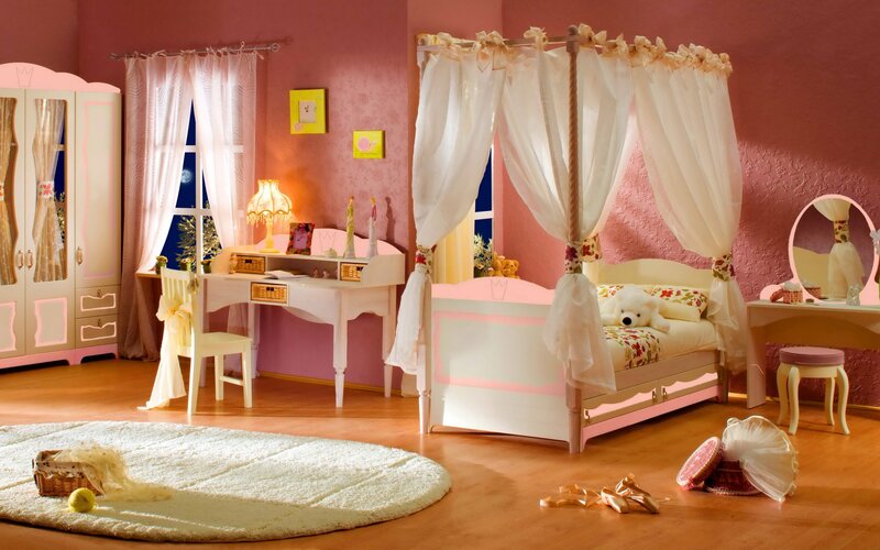 Canopy Bed in Bedroom — Pink