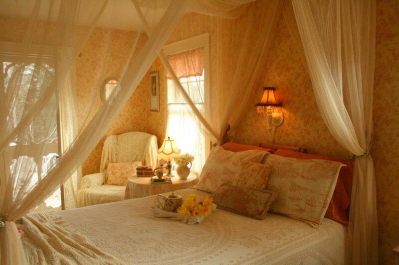 Canopy Bed in Bedroom
