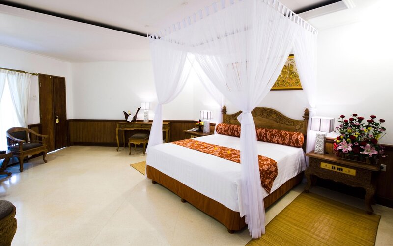 Canopy Bed in Hotel Room