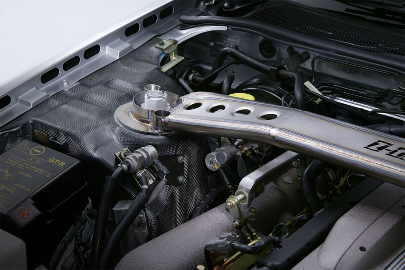 car engine with strut bar