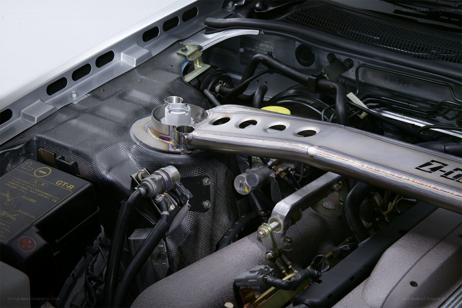 car engine with strut bar
