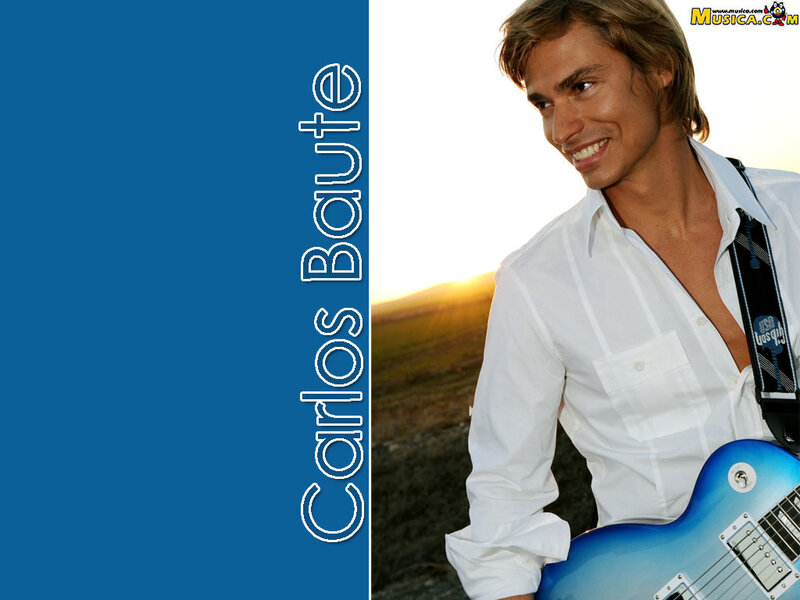 Carlos Baute with guitar