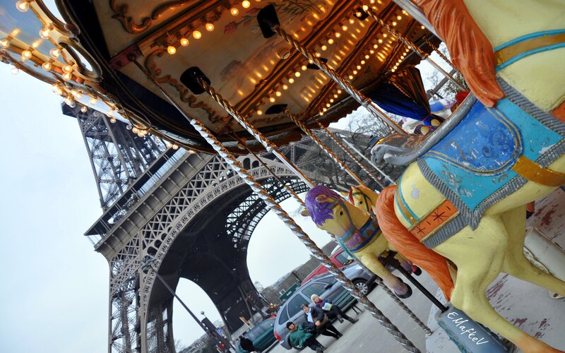 Carousel near Eiffel Tower