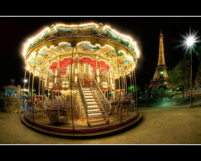 Carousel with Eiffel Tower — Gold