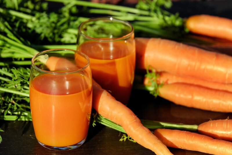 Carrot juice with fresh carrots