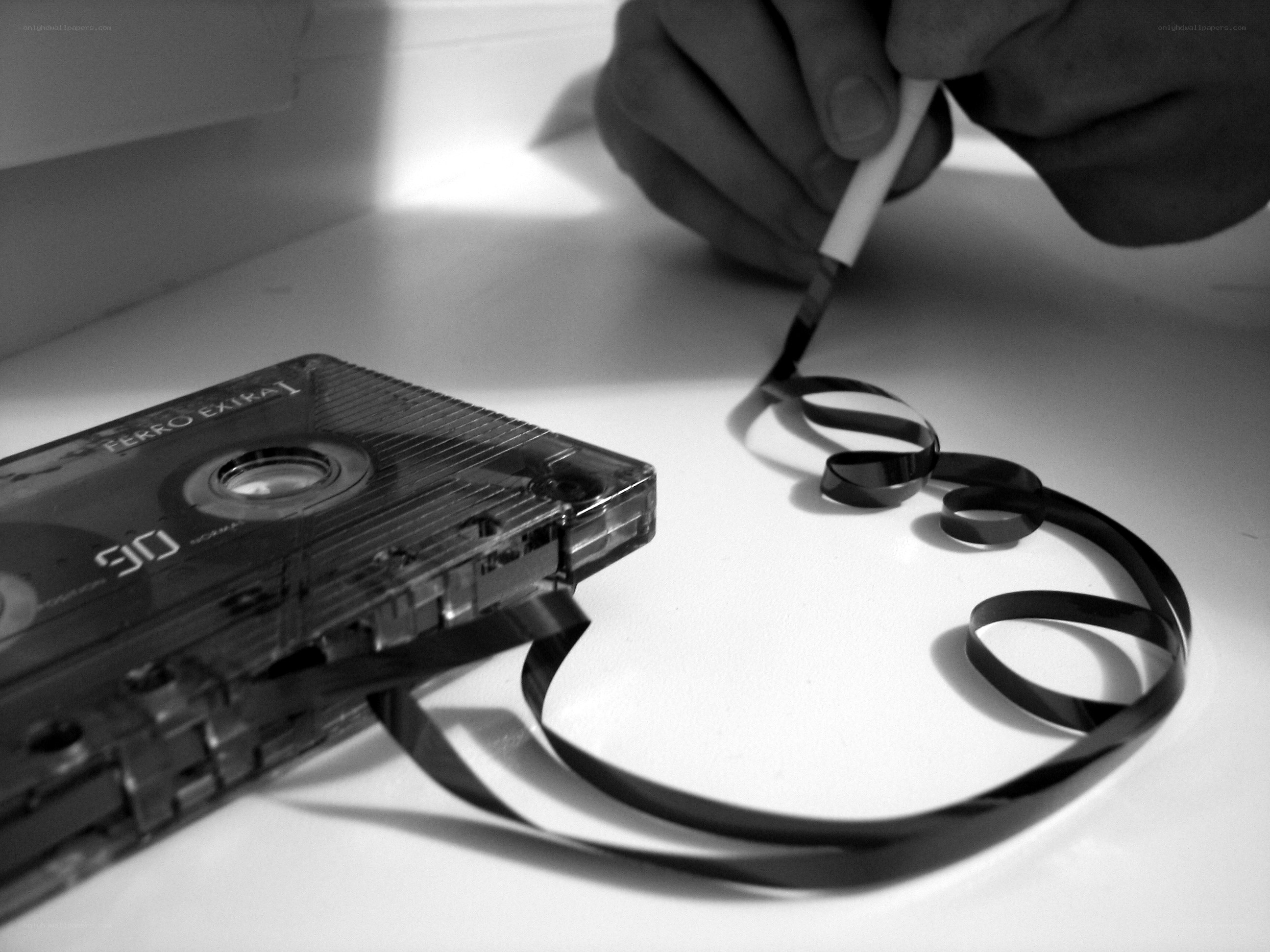 Cassette tape with exposed tape