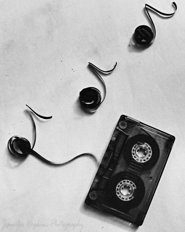 Cassette tape with loose magnetic tape