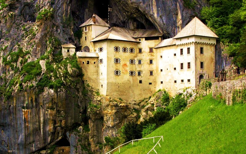 Castle in a Cliff — Green