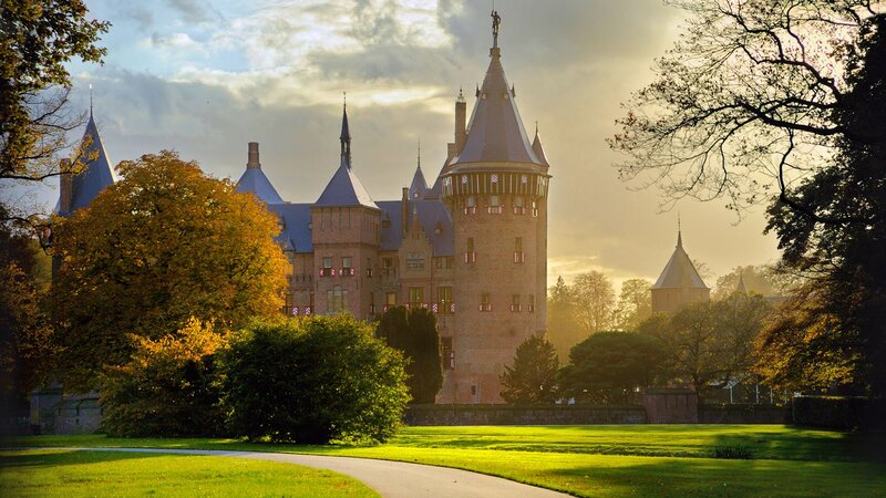 Castle in Autumn Park — Green