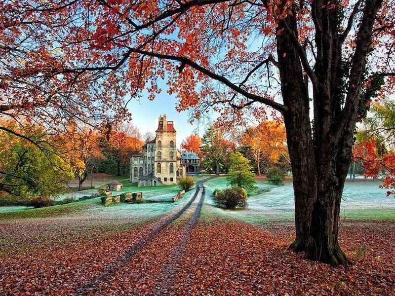 Castle in Autumn Park — Red, Serene