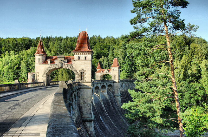 Castle-style Dam — Green