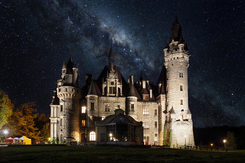 Castle under Starry Sky — Black, Serene