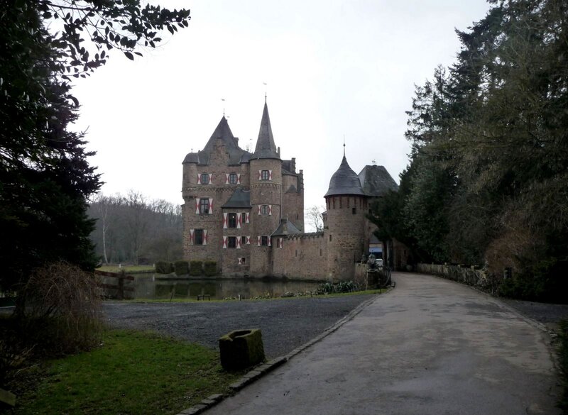 Castle with Moat — Gray