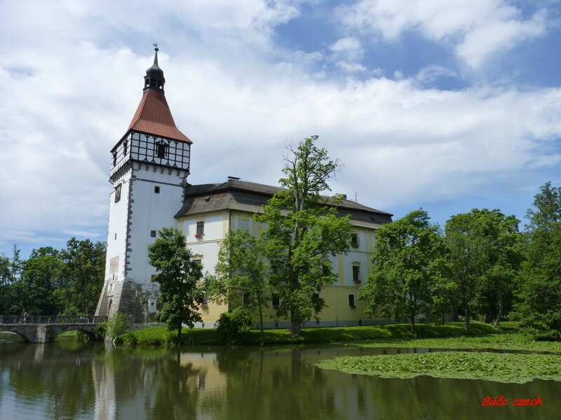 Castle with Moat — Green