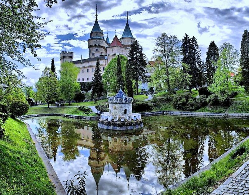 Castle with Pond — Green