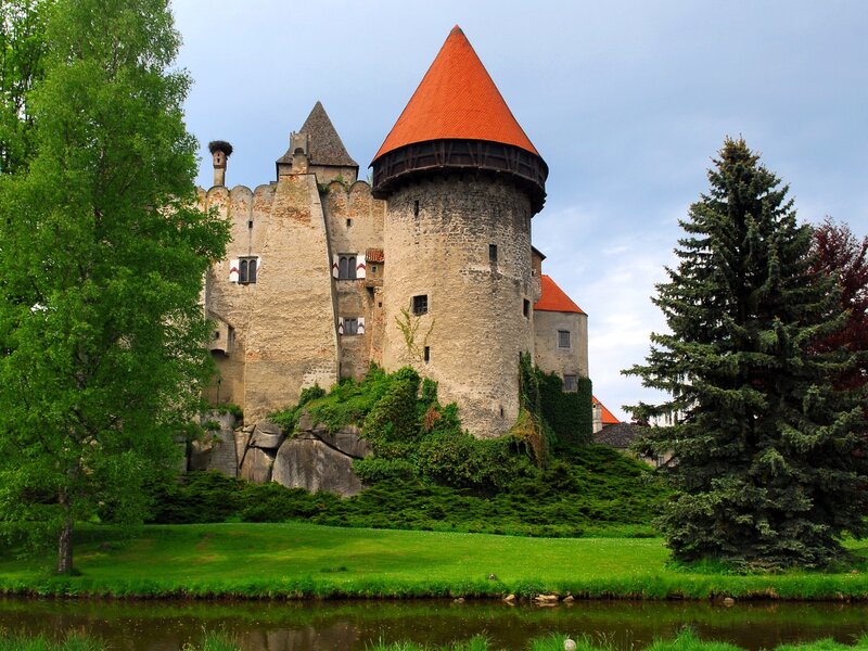 Castle with Red-roofed Tower — Green