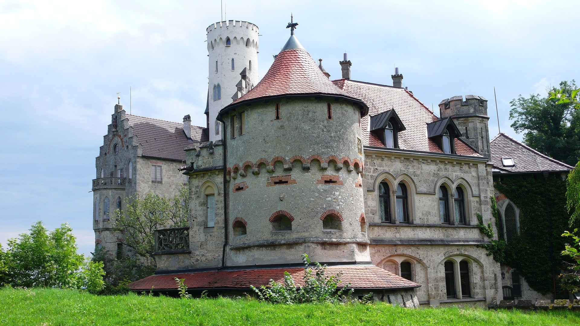 castle with round tower