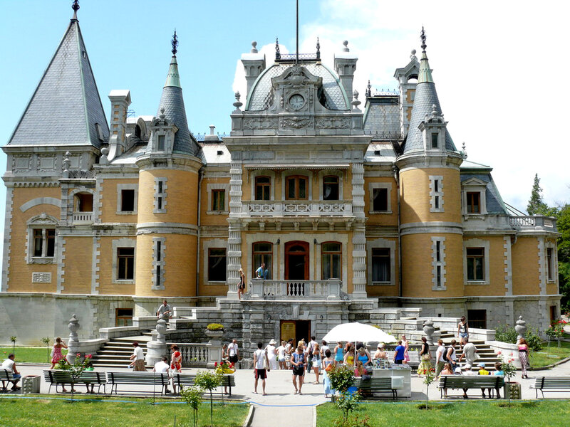 Castle with Visitors — Yellow