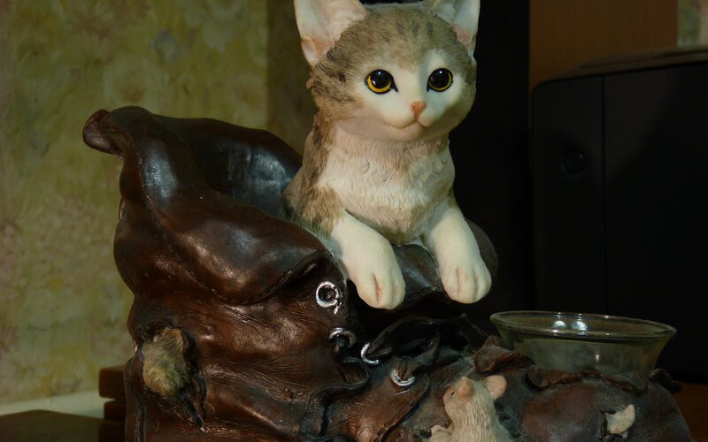 cat figurine in boot sculpture