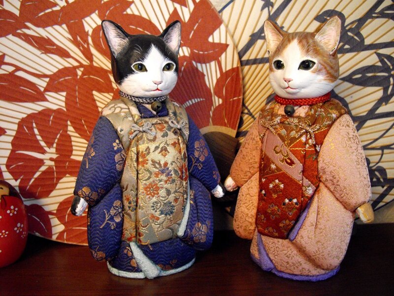Cat figurines in traditional Japanese attire