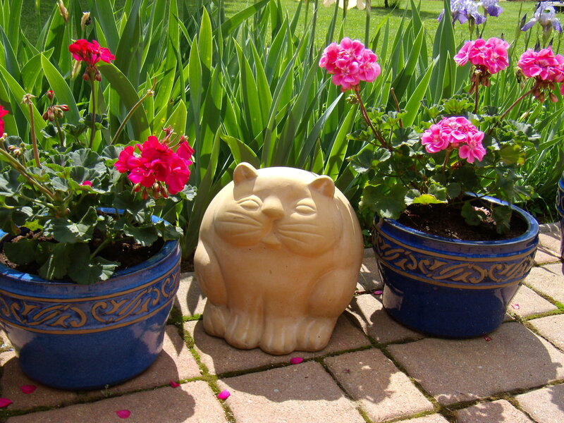 Cat statue with flowers