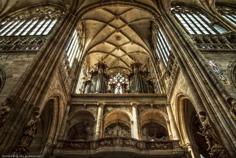 Cathedral organ and vaulted ceiling