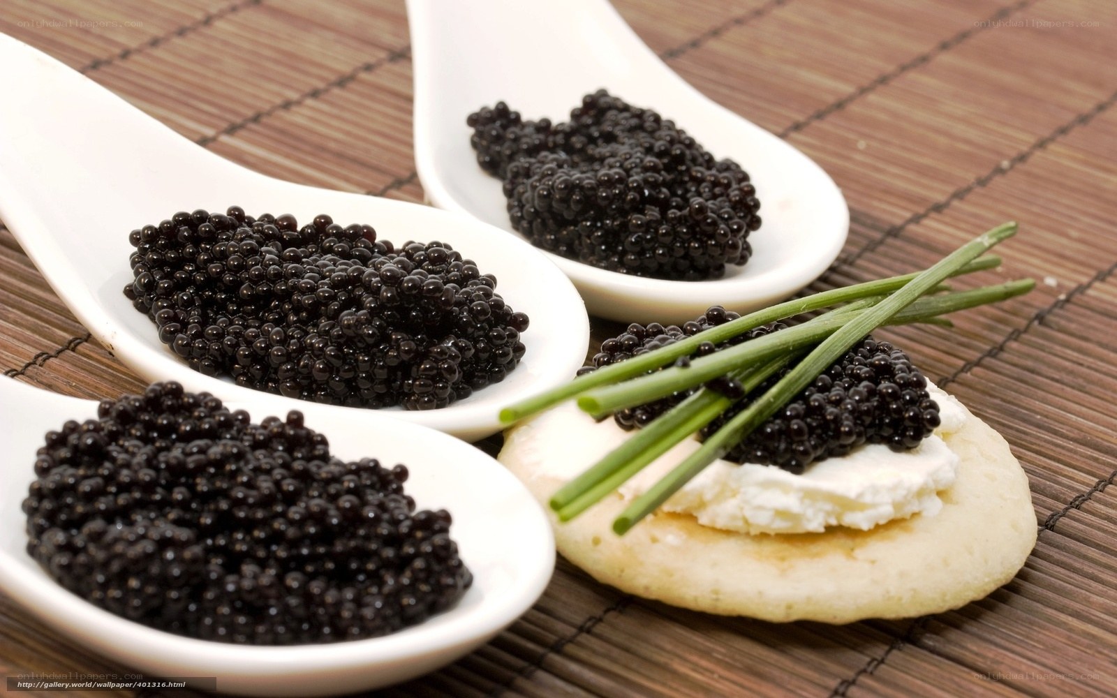 Caviar on spoons and crackers