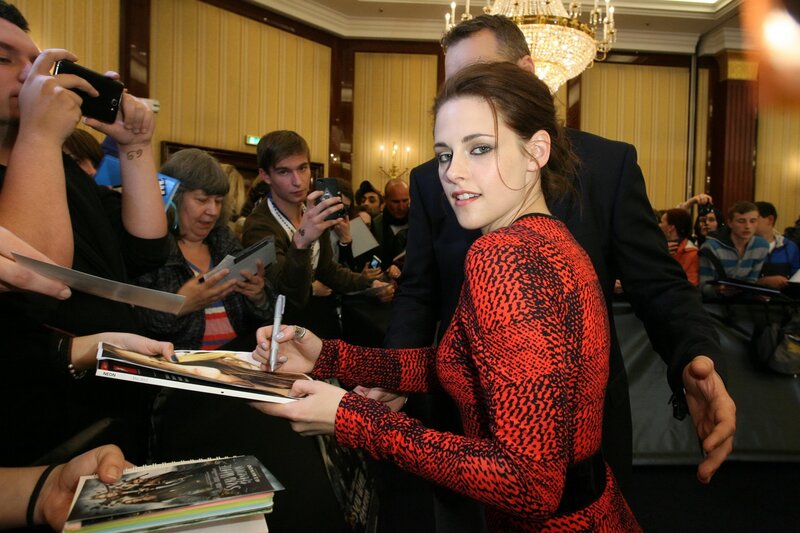 celebrity signing autographs
