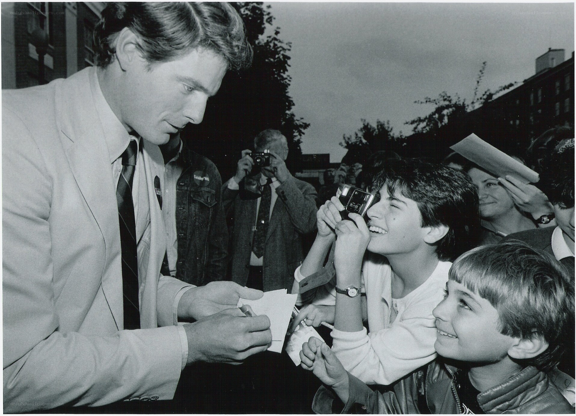 celebrity signing autographs