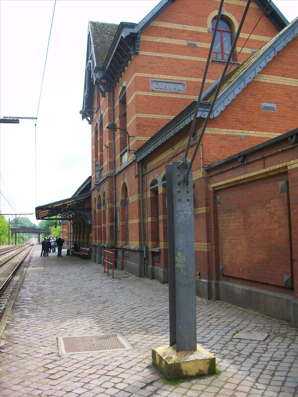 Cenval train station platform