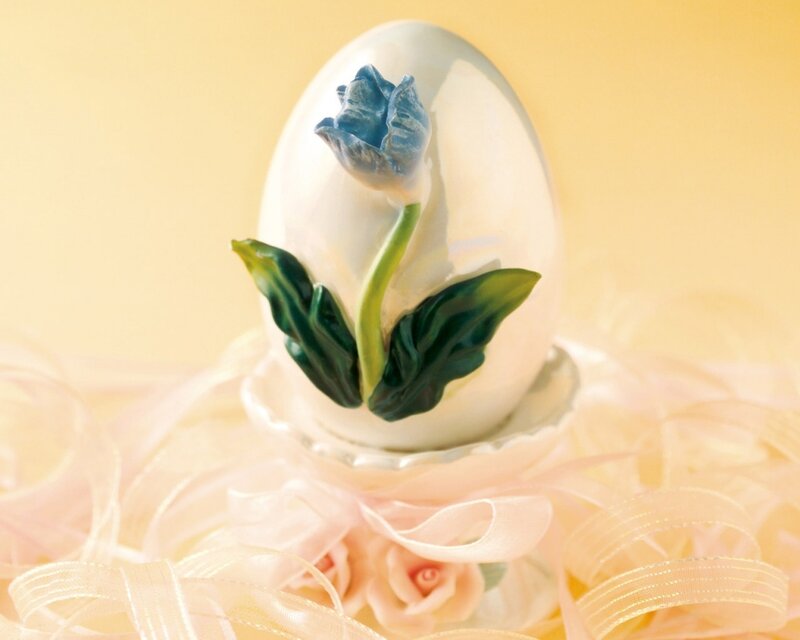 ceramic egg with blue flower