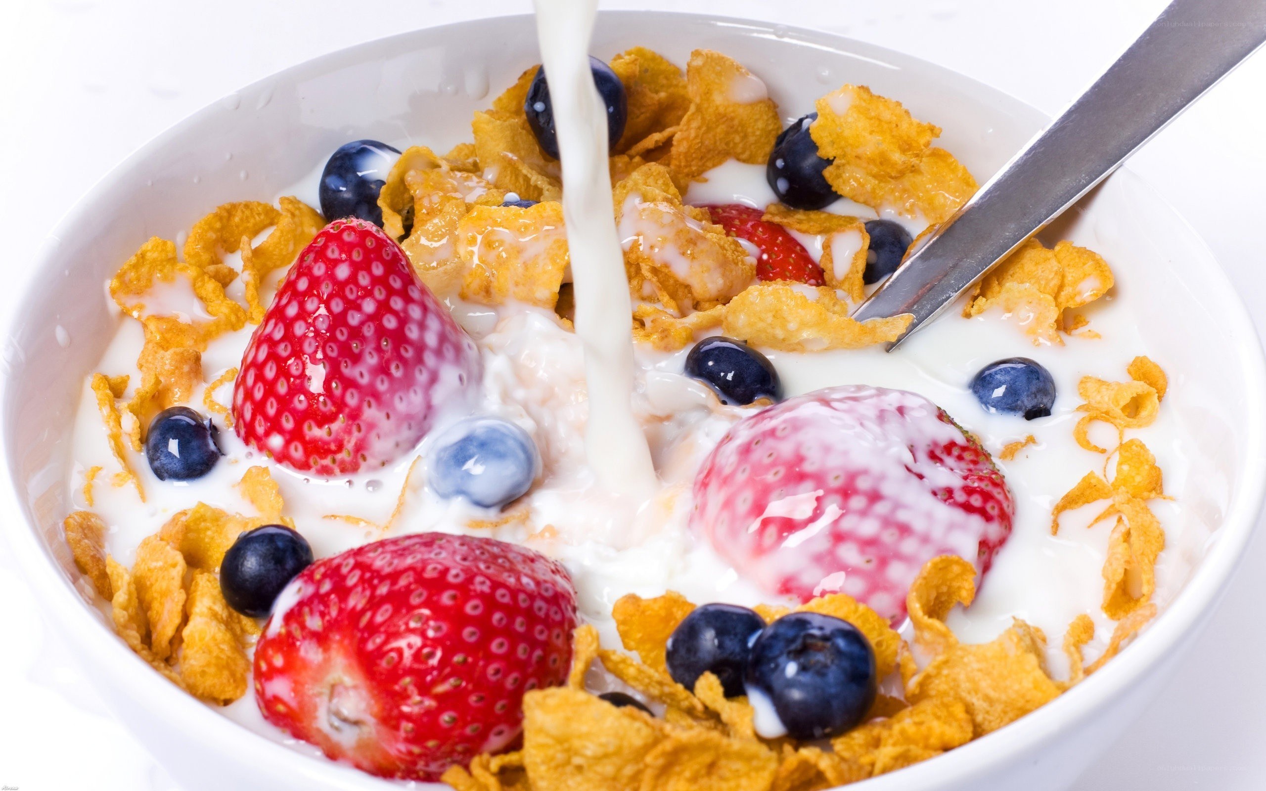 Cereal with berries and milk