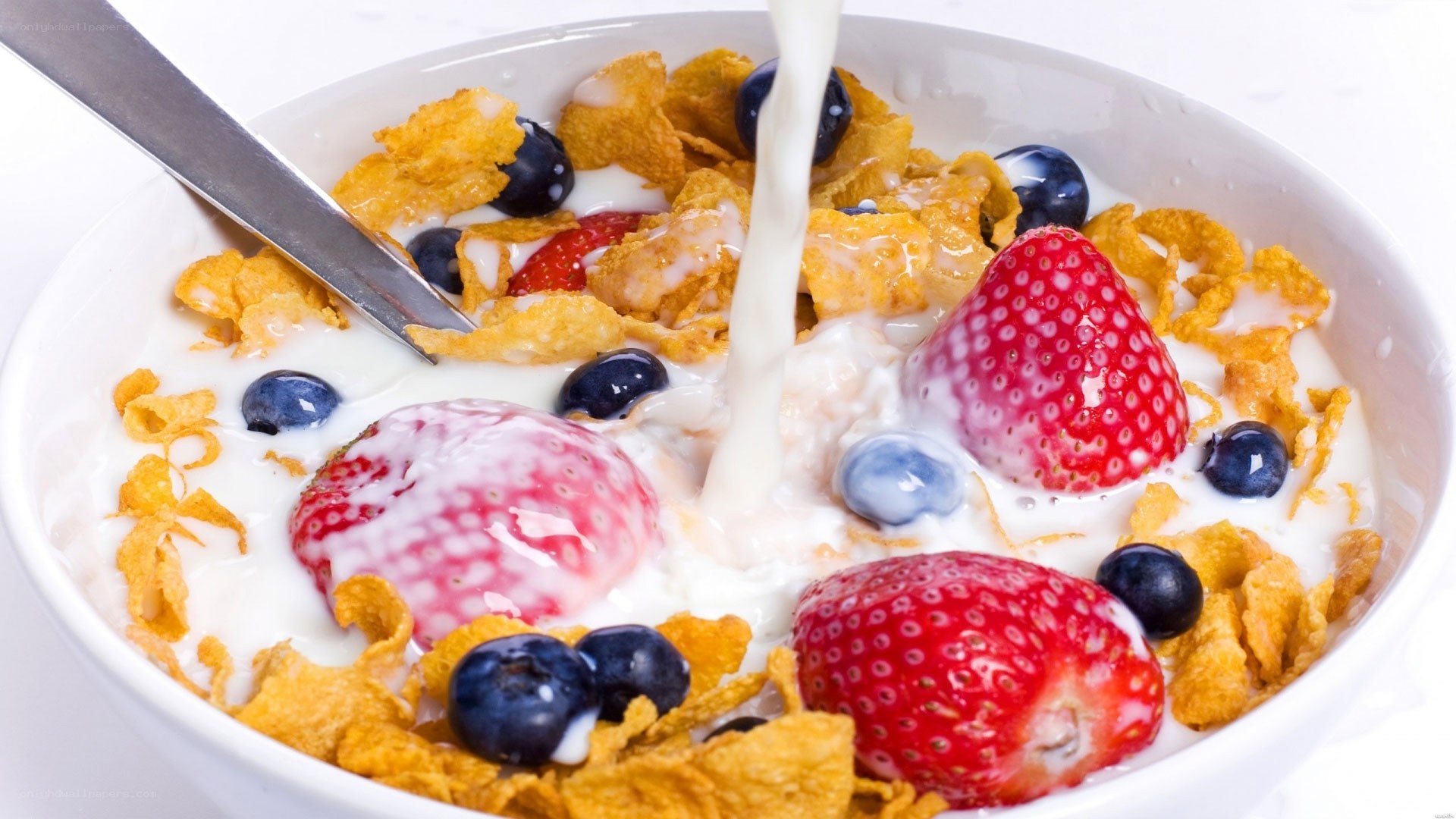 Cereal with berries and milk