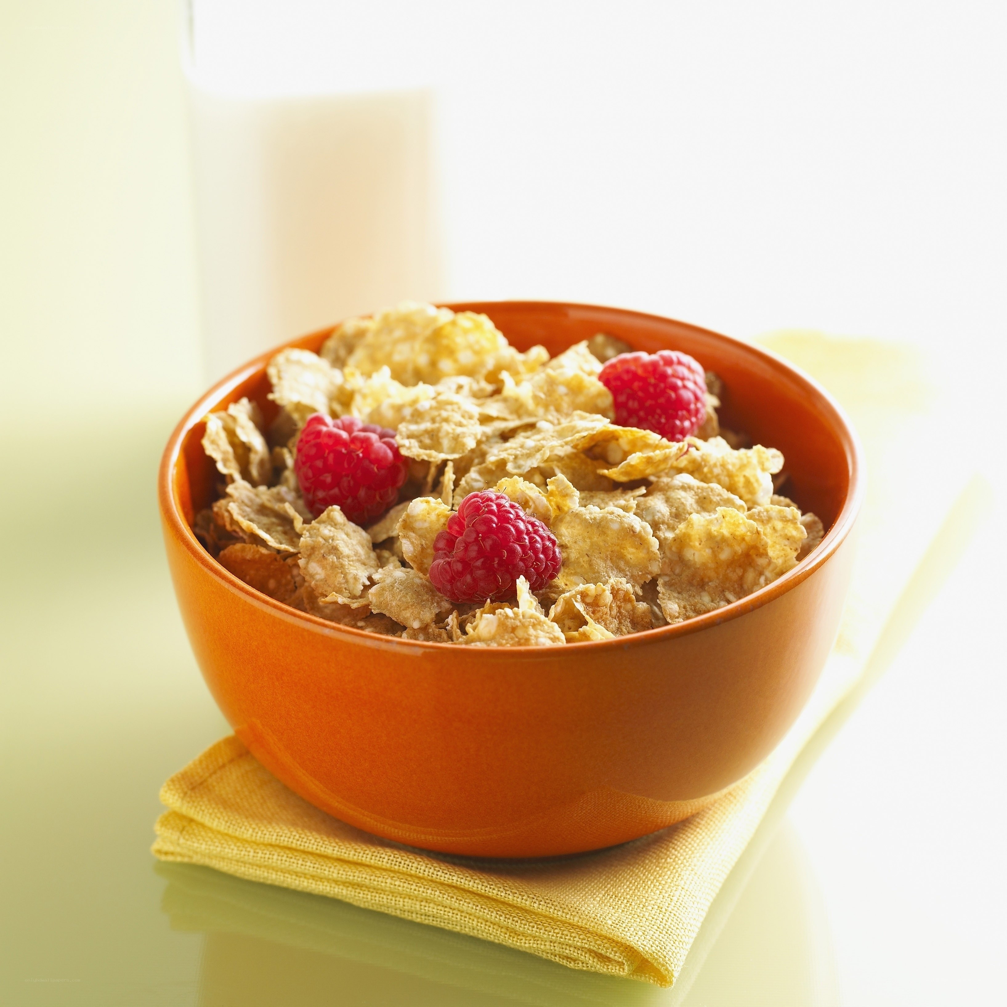 Cereal with raspberries and milk