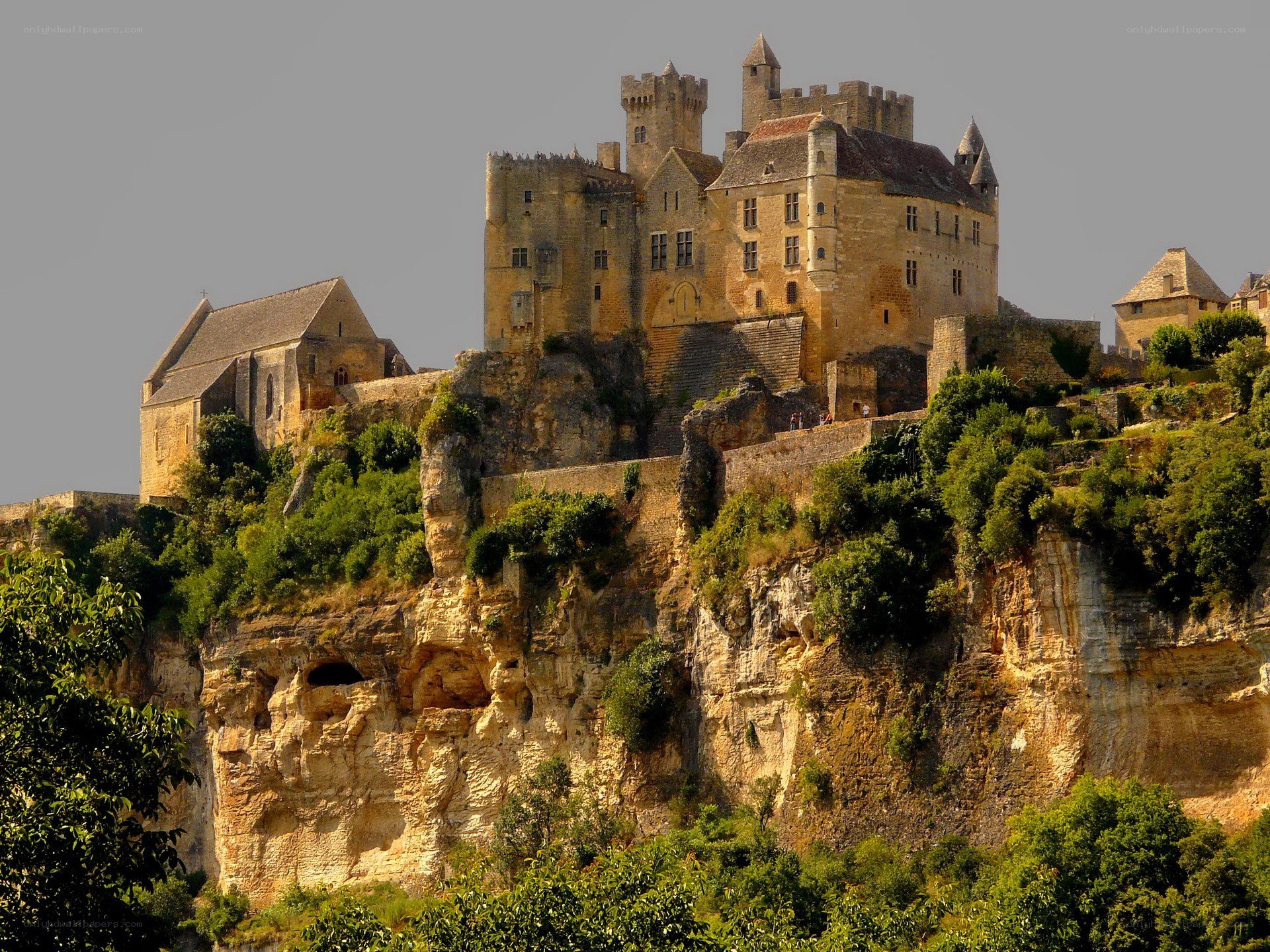 Château de Beynac perched on a cliff