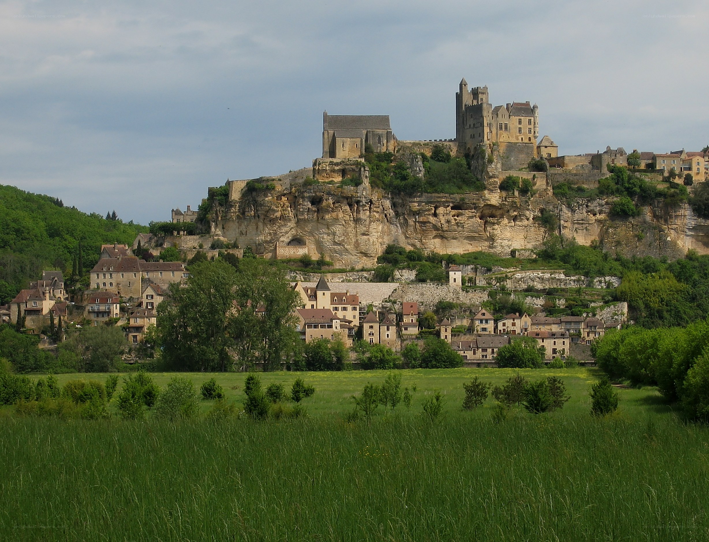 Château de Beynac perched on a cliff