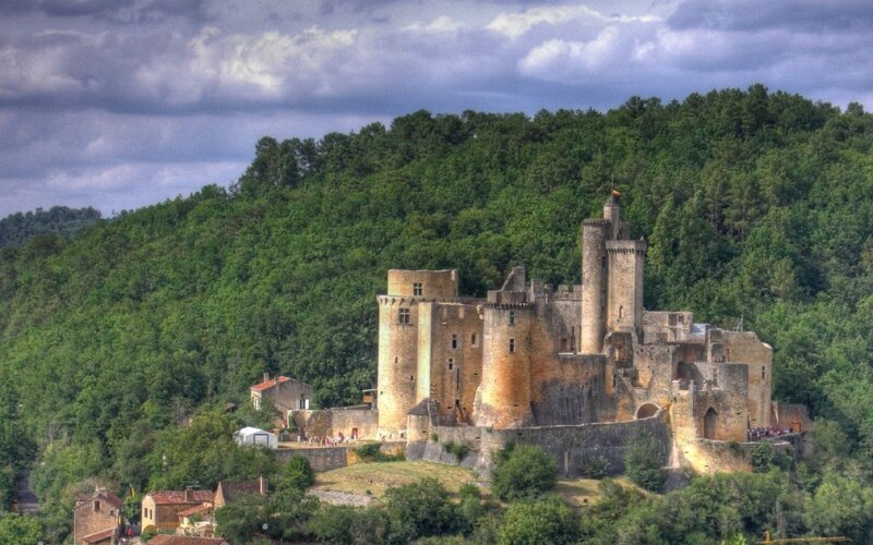 Château De Castelnaud — Green, Dramatic