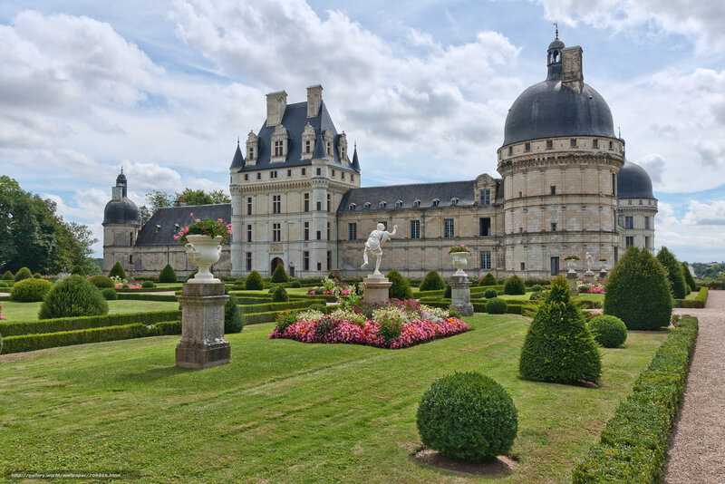 Château de Chambord with formal gardens