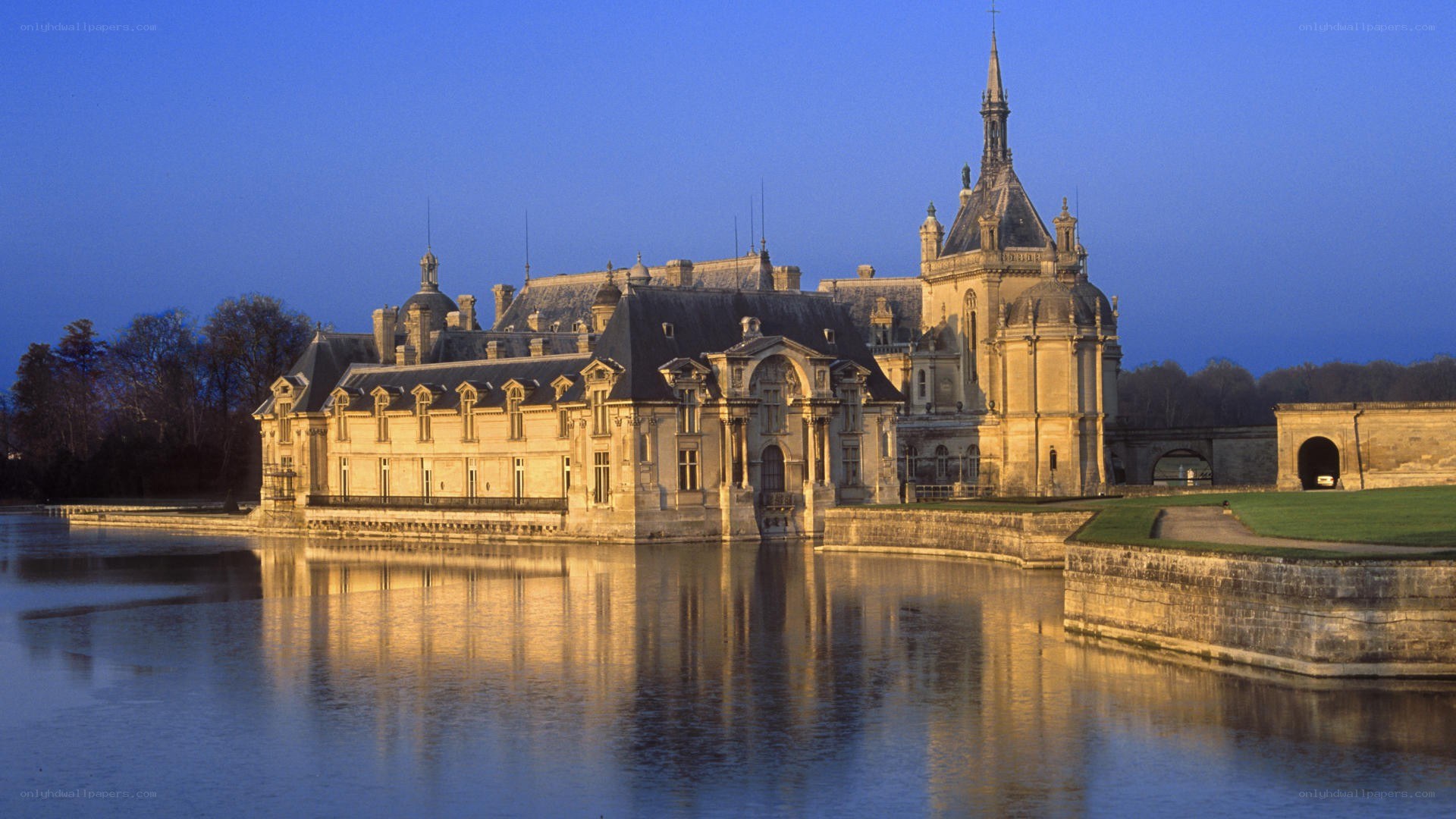 Château de Chantilly at dusk