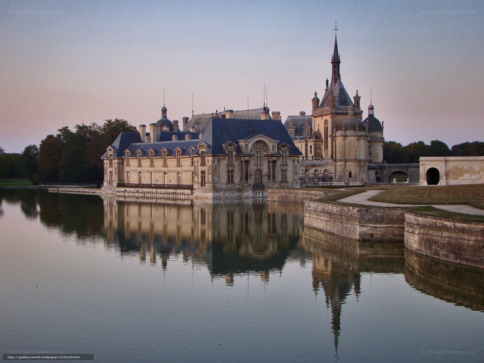 Château de Chantilly at dusk