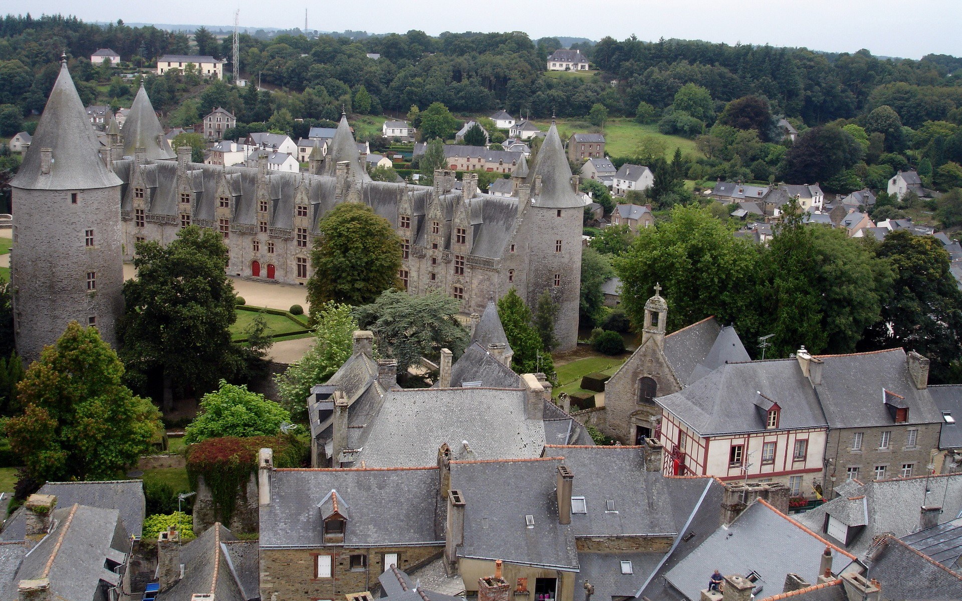 Château de Lassay and village