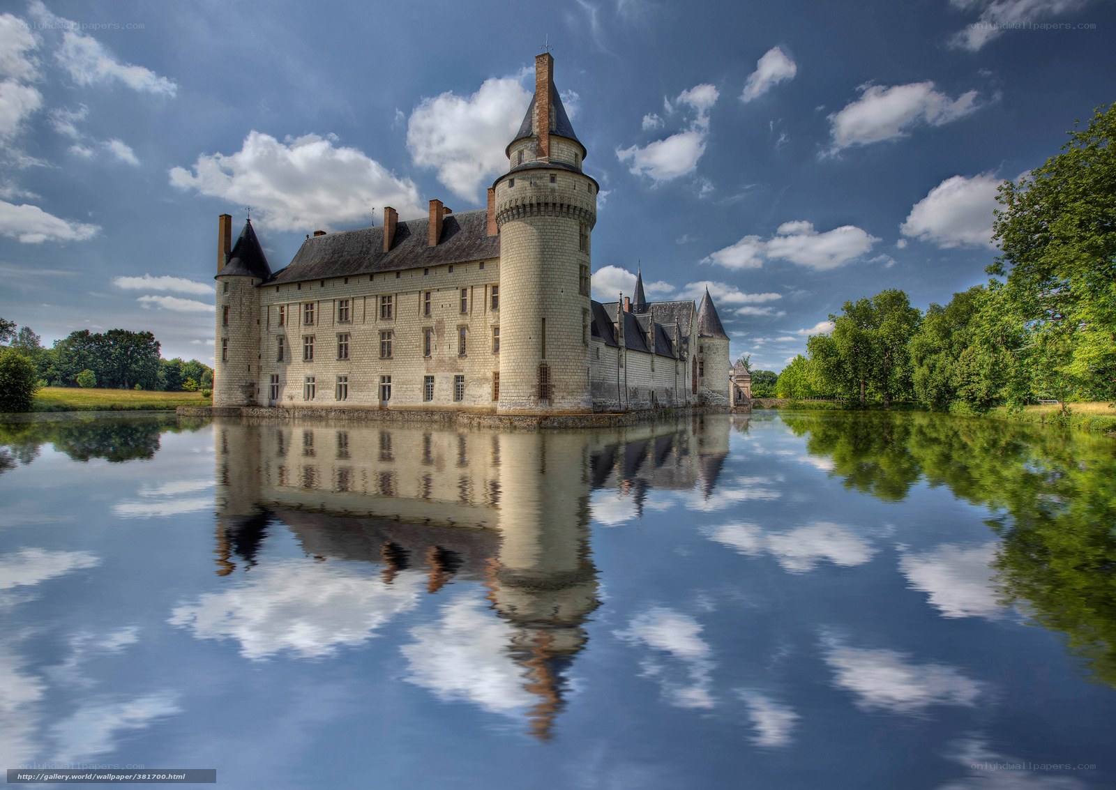 Château de Montpoupon reflection