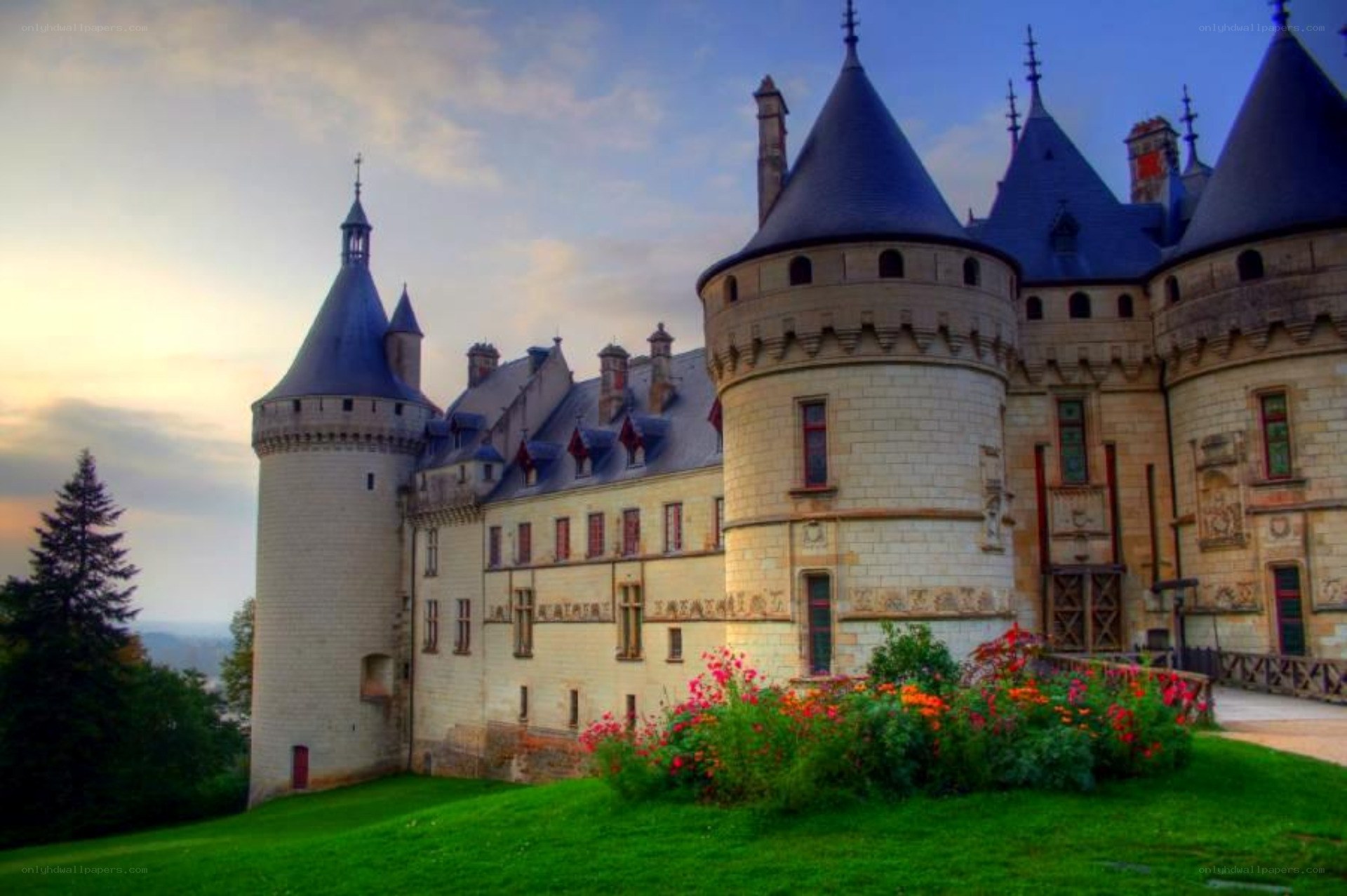 Château de Pierrefonds at dusk