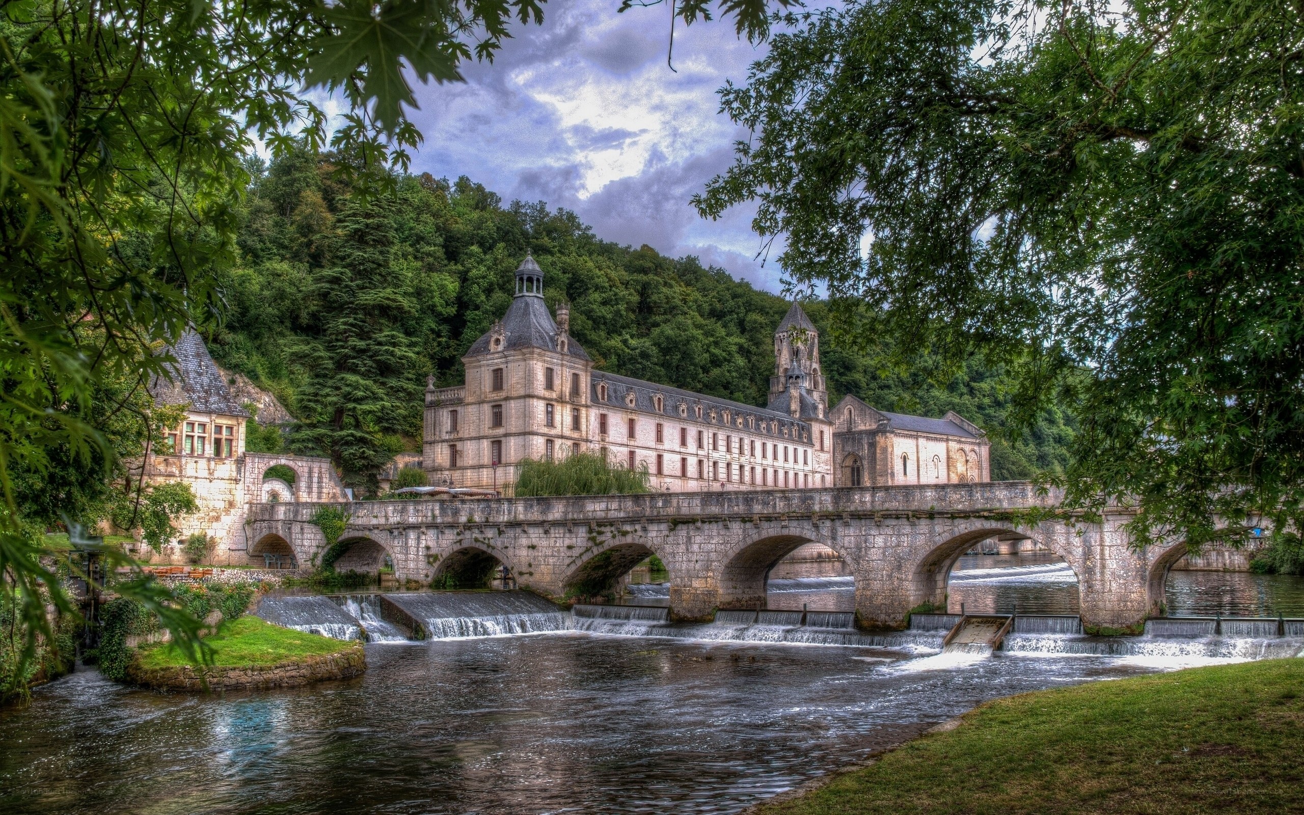 Château de Saint-Sauveur and stone bridge