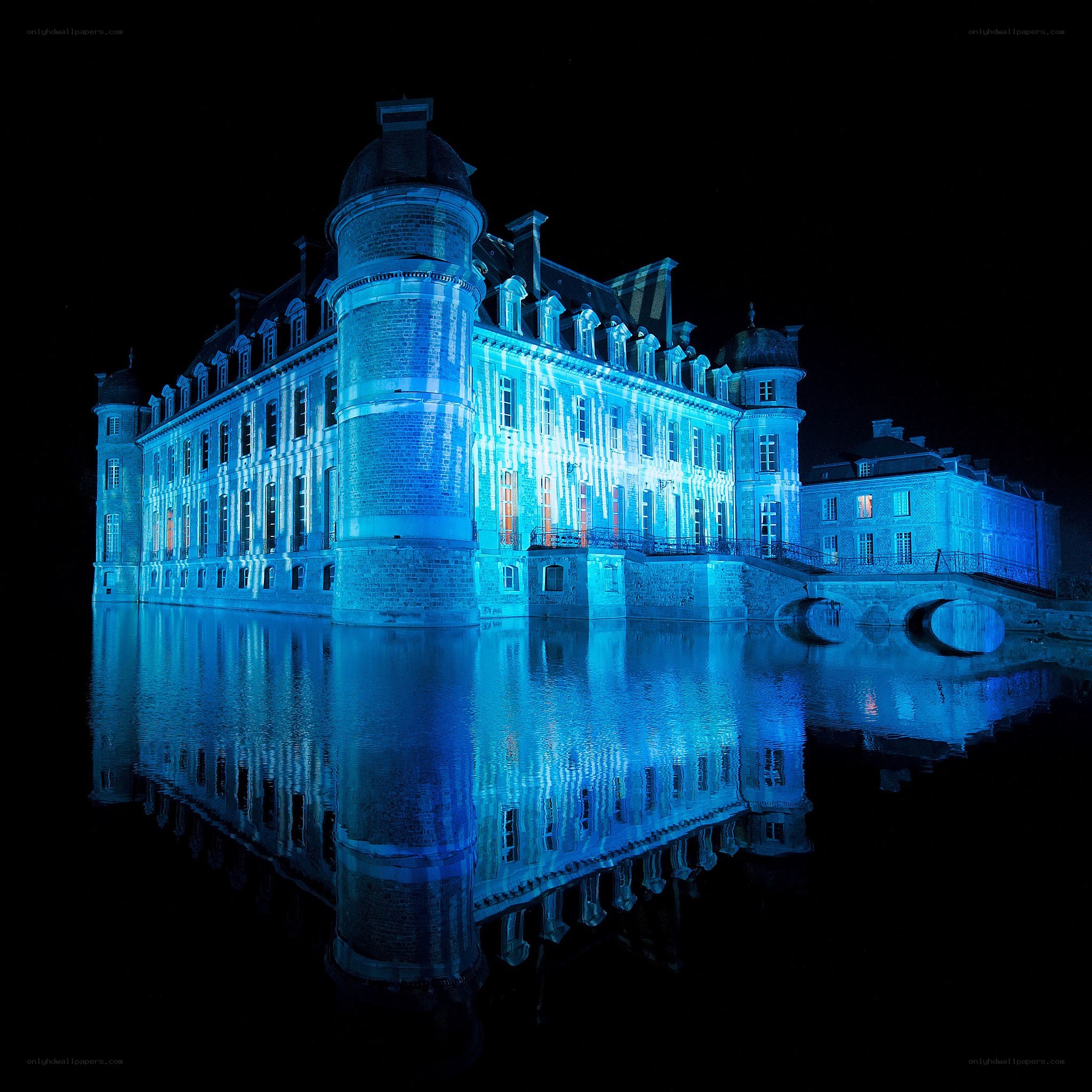 Château de Serrant at night
