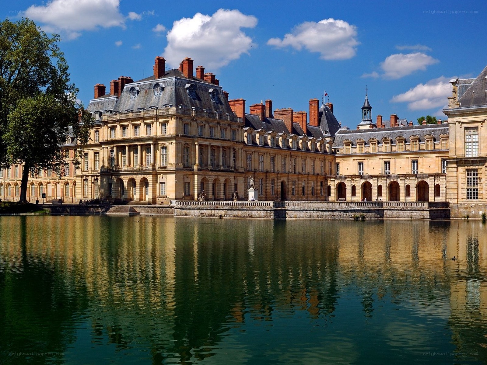 Château de Versailles reflecting in water