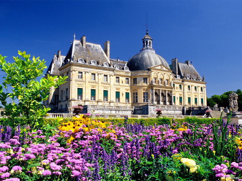 Château with Flower Garden