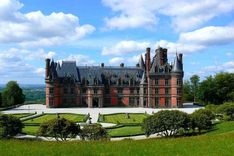 Château with Manicured Gardens — Green
